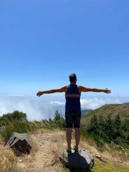 Collega Wouter Giesen op een rots met uitzicht van Madeira